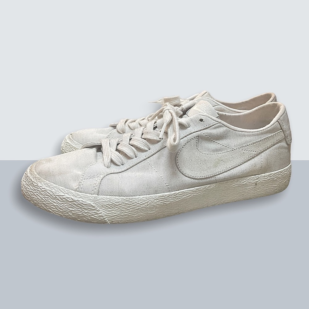Men’s white Nike tennis shoes